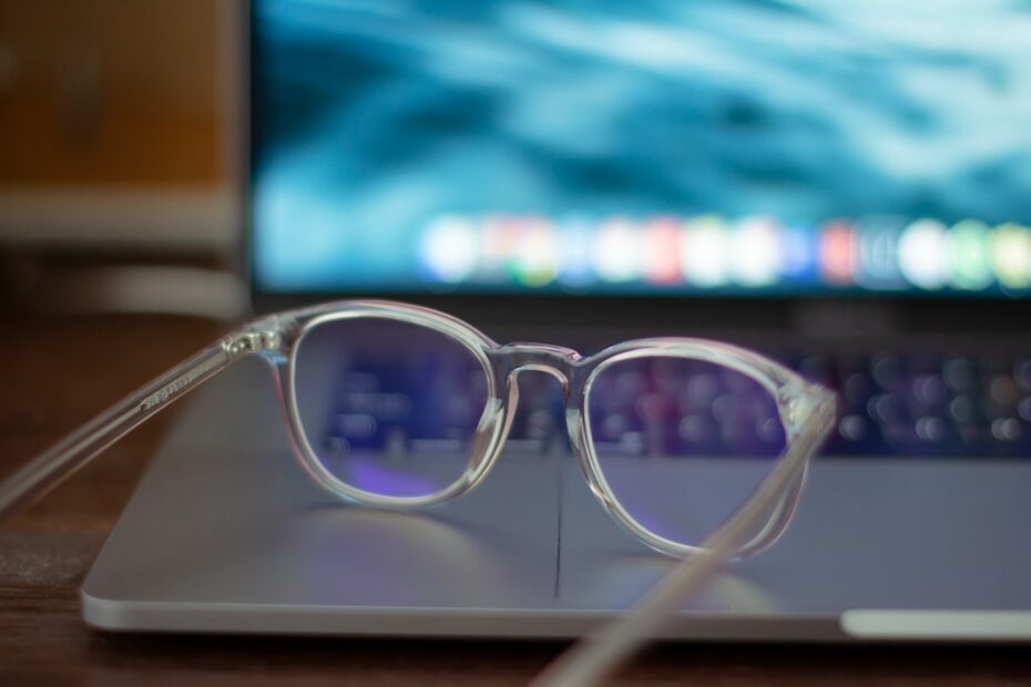 Popularne już od dłuższego czasu okulary zerówki do komputera to nic innego, jak okulary ochronne. Ich zakup wydaje się zatem wysoce rozsądny, jeżeli każdego dnia mamy